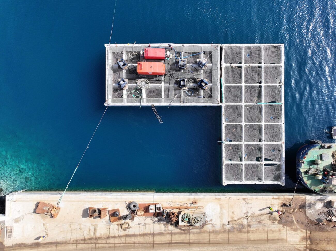 imagen desde arriba de cajones en un muelle