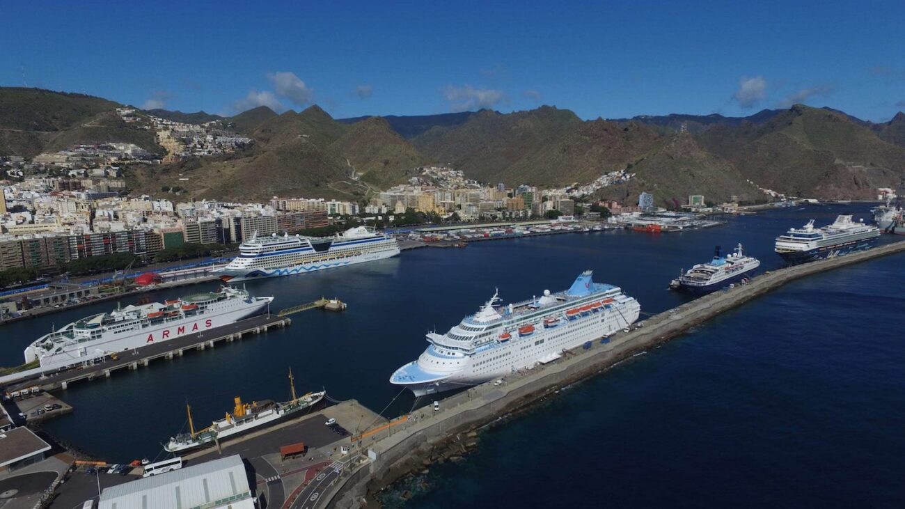 barcos grandes en un puerto a pie de una ciudad