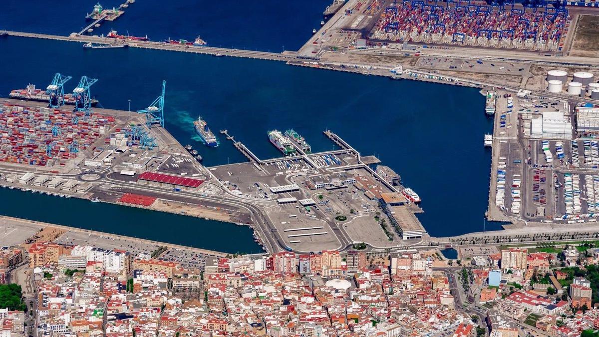 imagen desde arriba de un puerto con barcos atracados