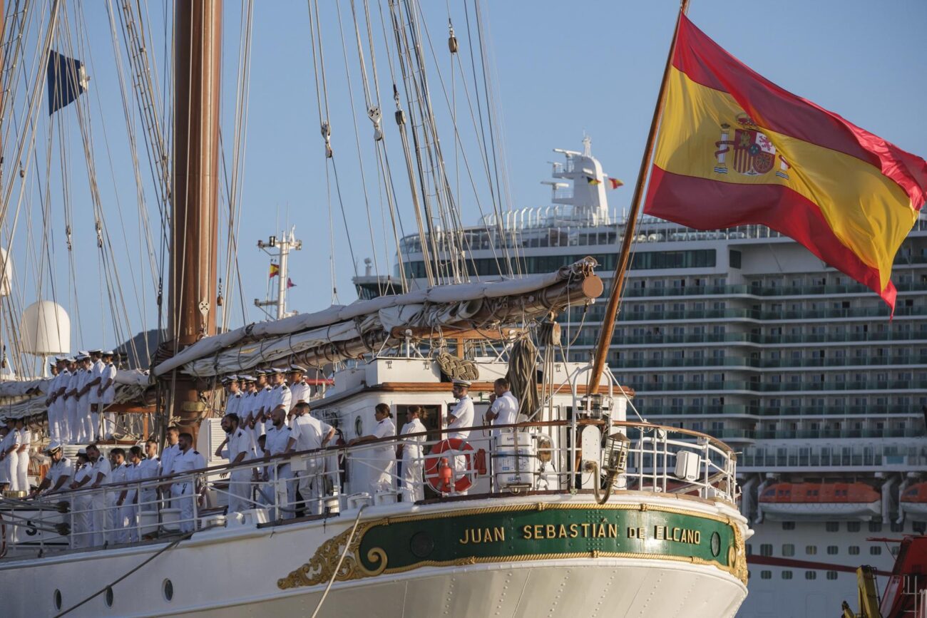 Buque Juan Sebastián de Elcano en un puerto