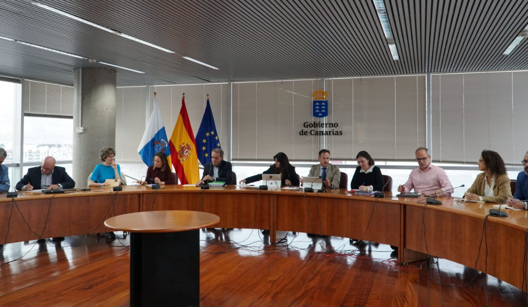 Mesa redonda con personas, banderas