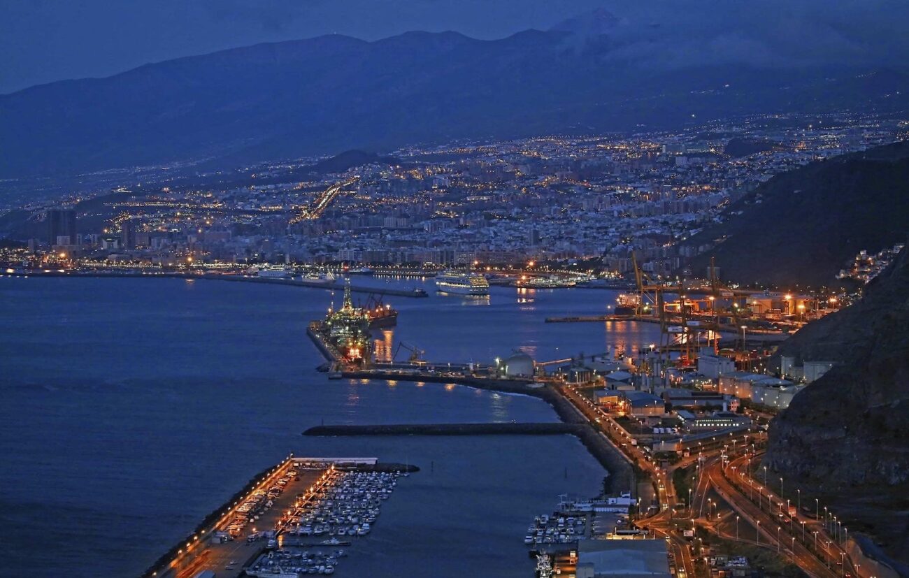 imagen de una ciudad de noche iluminada