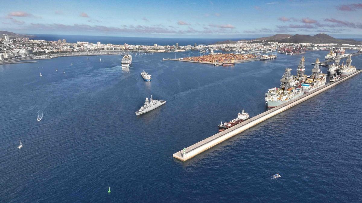 Mar con barcos y una ciudad de fondo