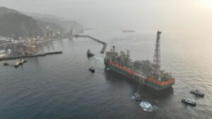 Puertos de Tenerife logra uno de los amarres más complejos de su historia, un megabuque que pesa el triple que el ‘Titanic’
