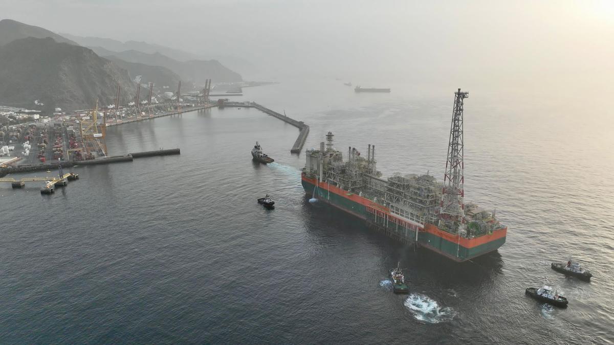 Puertos de Tenerife logra uno de los amarres más complejos de su historia, un megabuque que pesa el triple que el ‘Titanic’