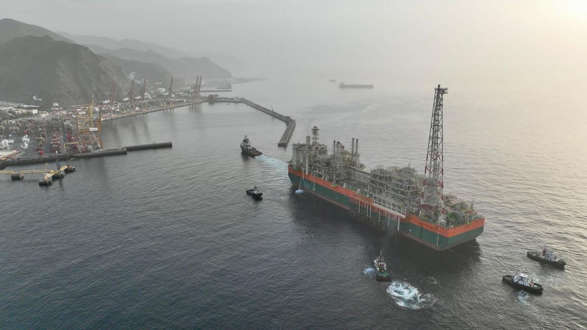 Imagen de un barco llegando a puerto