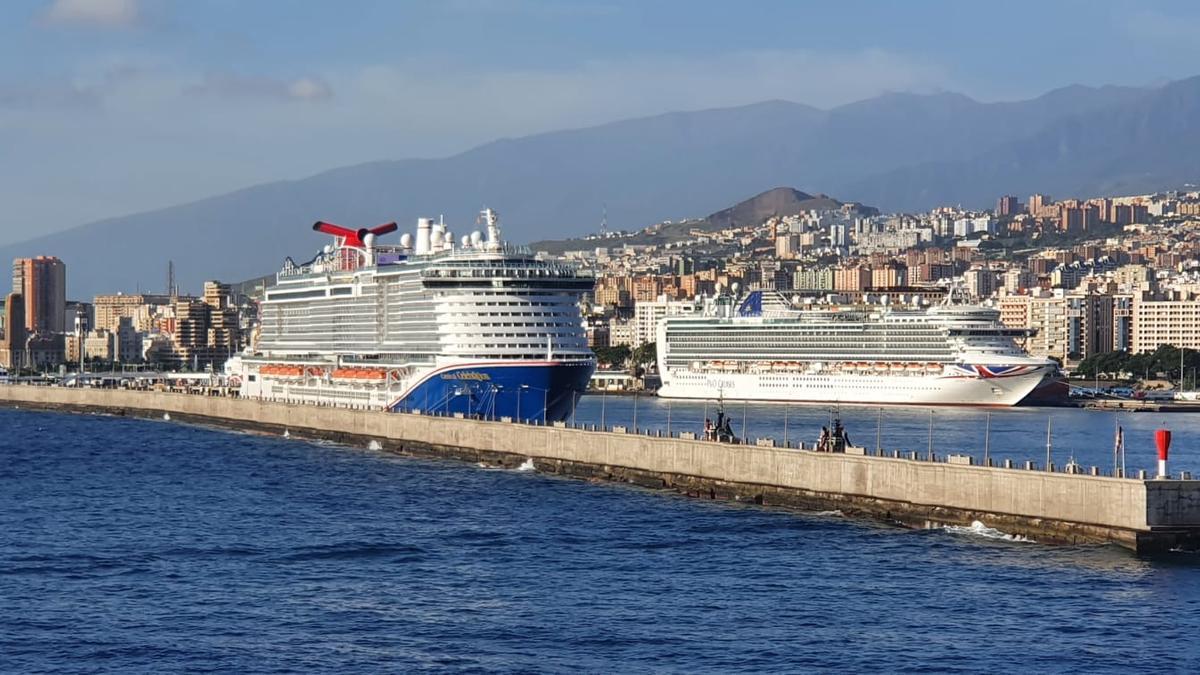 barcos en el puerto de Santa Cruz de Tenerife