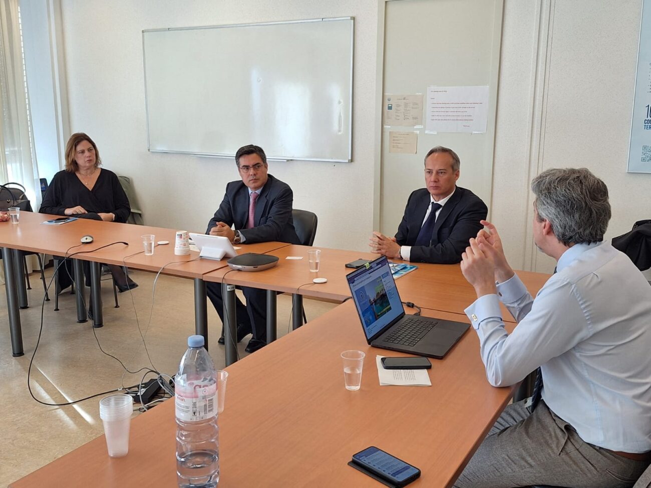 mesa con gente reunida
