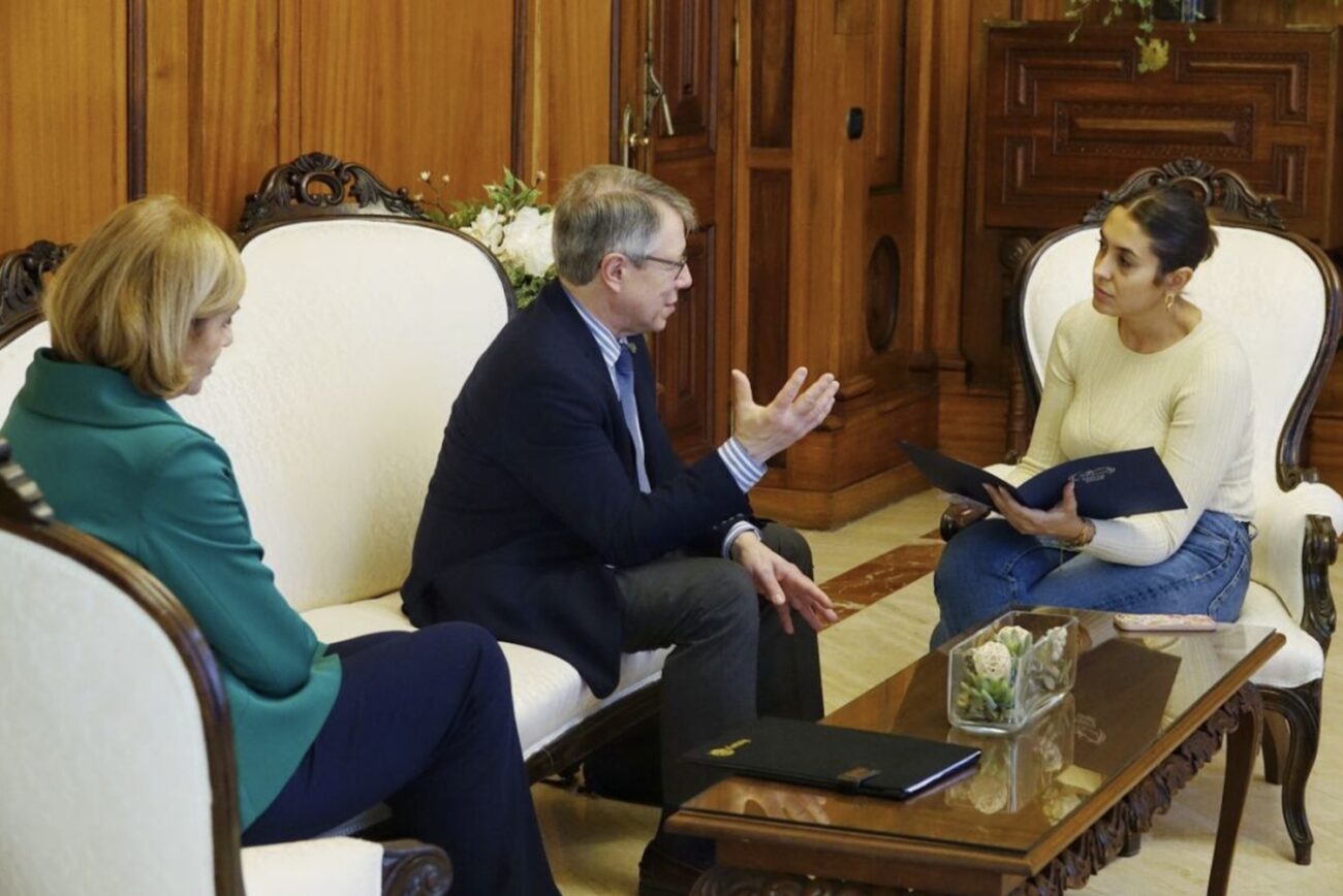 Tres personas reunidas en un sofá