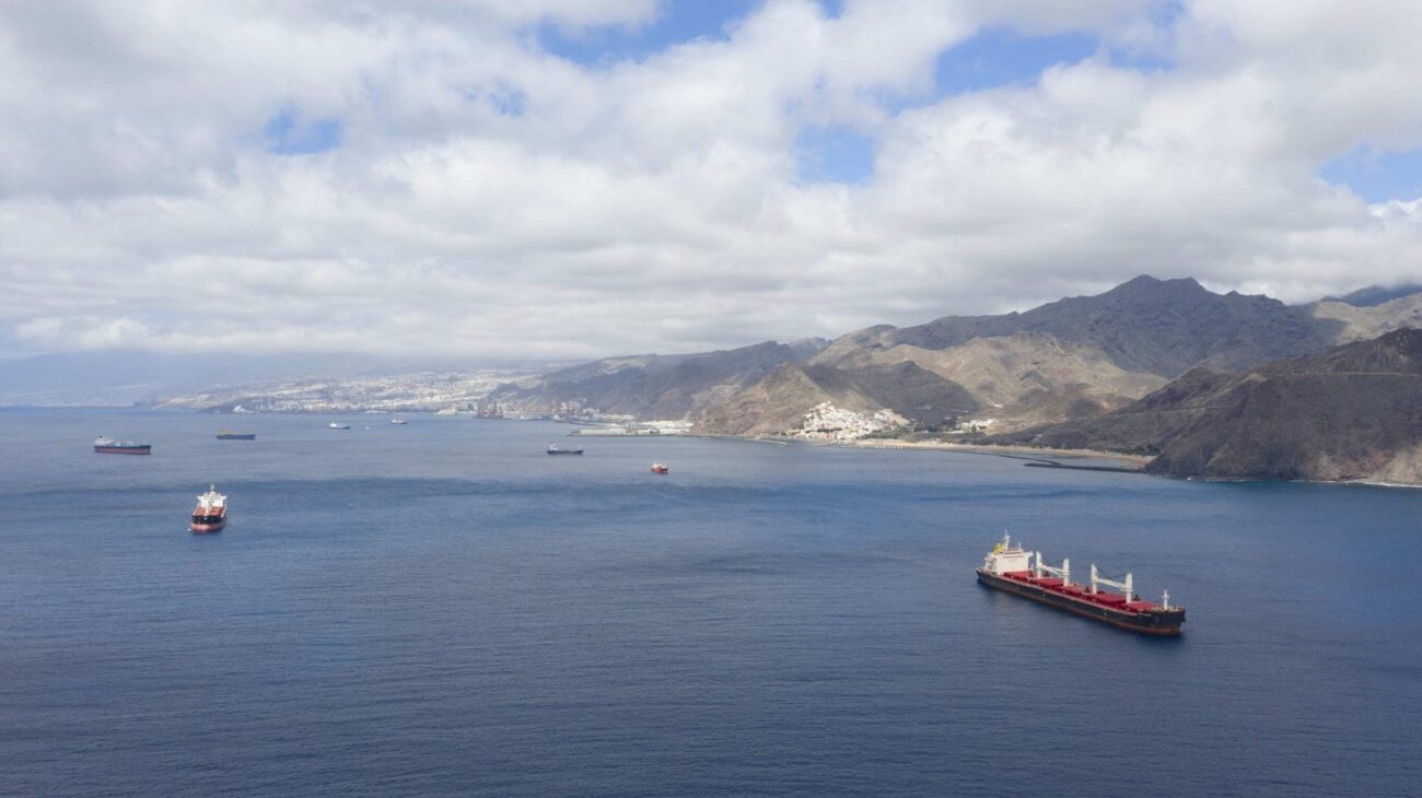 Barcos fondeando en un puerto