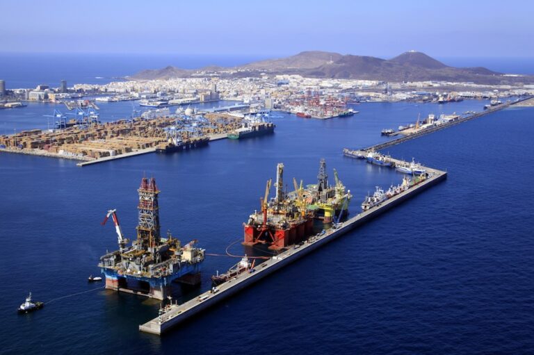 El tráfico de contenedores en el Puerto de Las Palmas crece un 40% por la crisis en el Canal de Suez