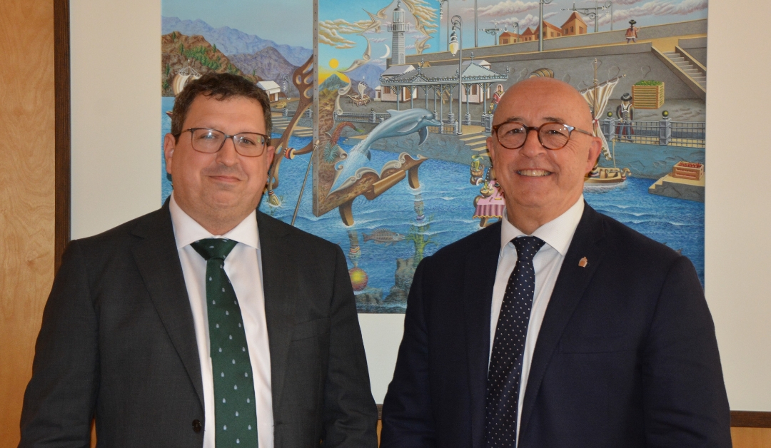 Dos hombres con gafas sonriendo