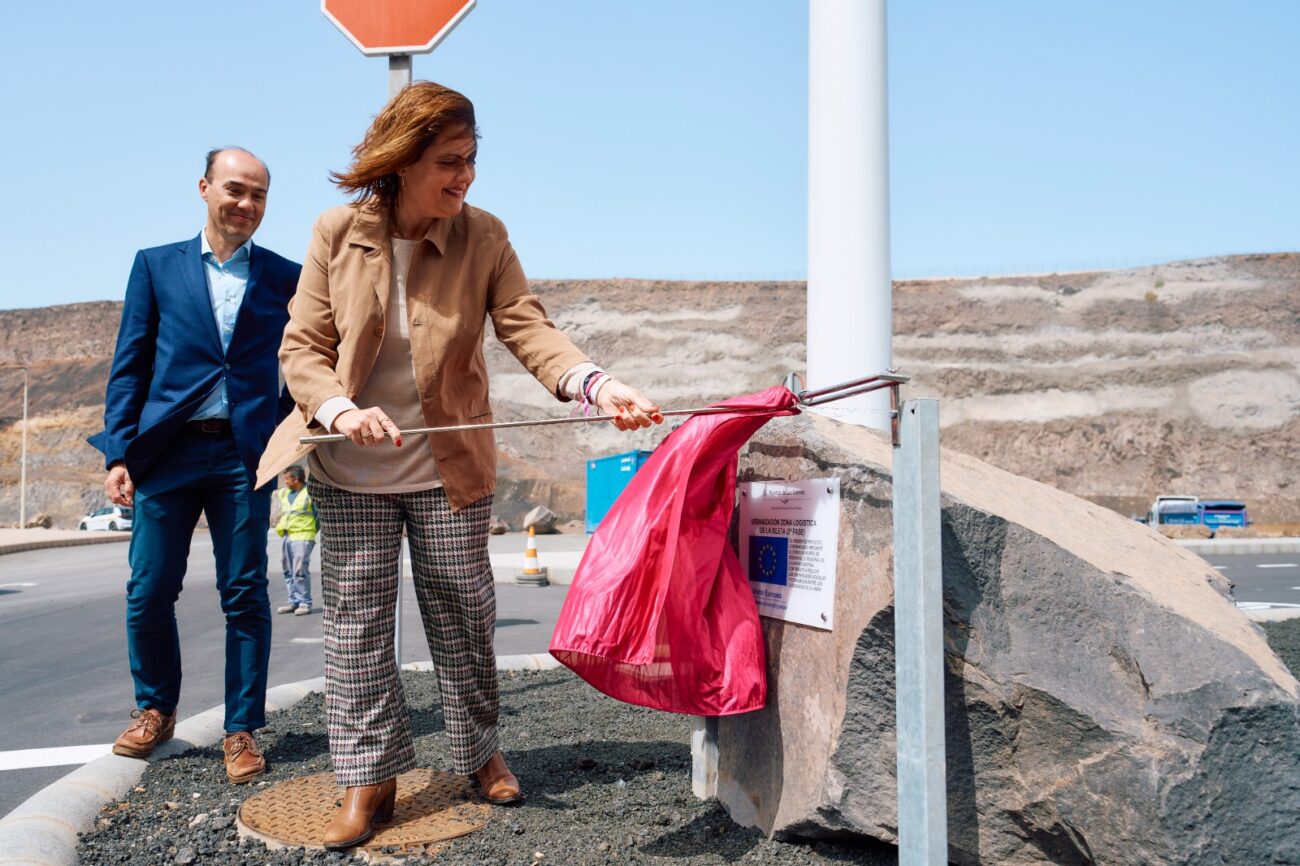 mujer inaugurando una placa