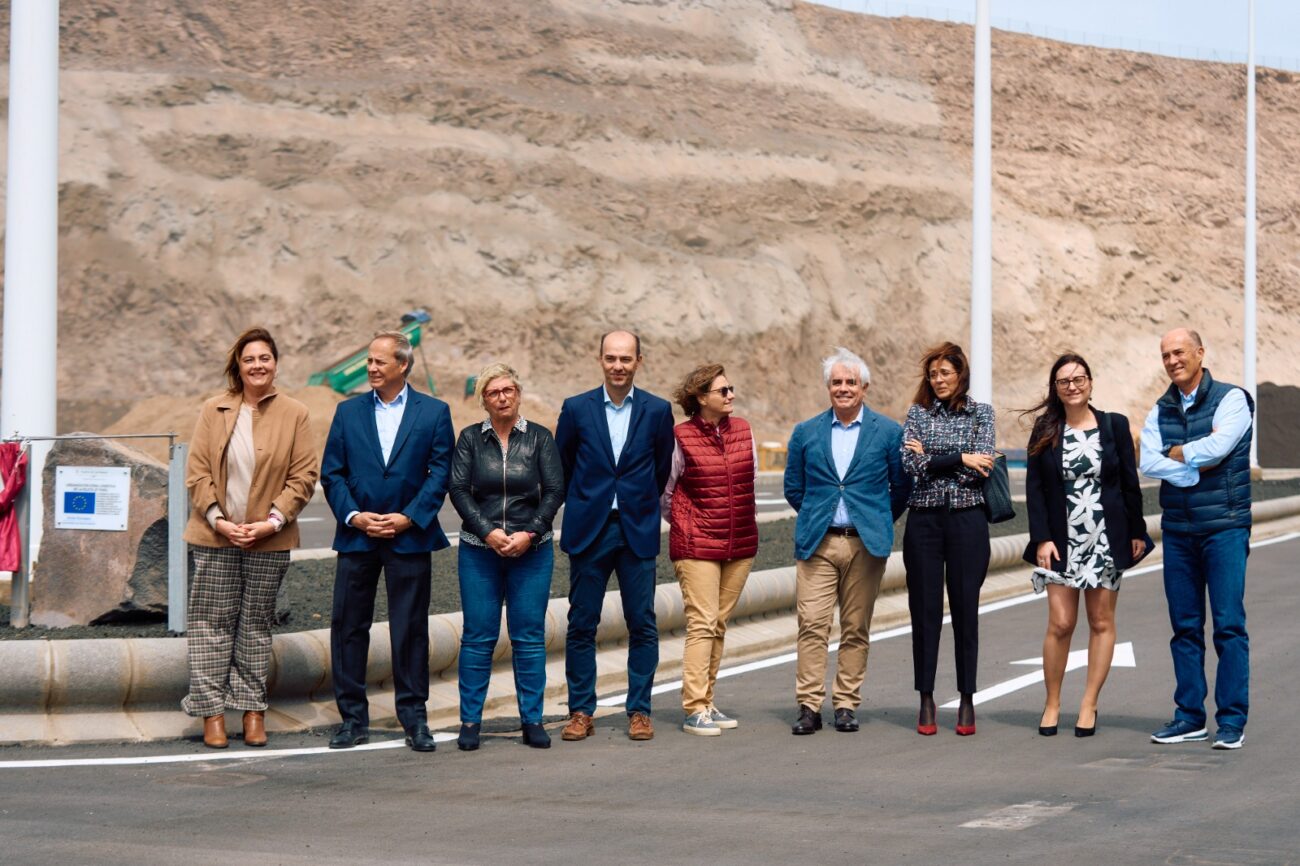 Grupo de personas caminando por una carretera