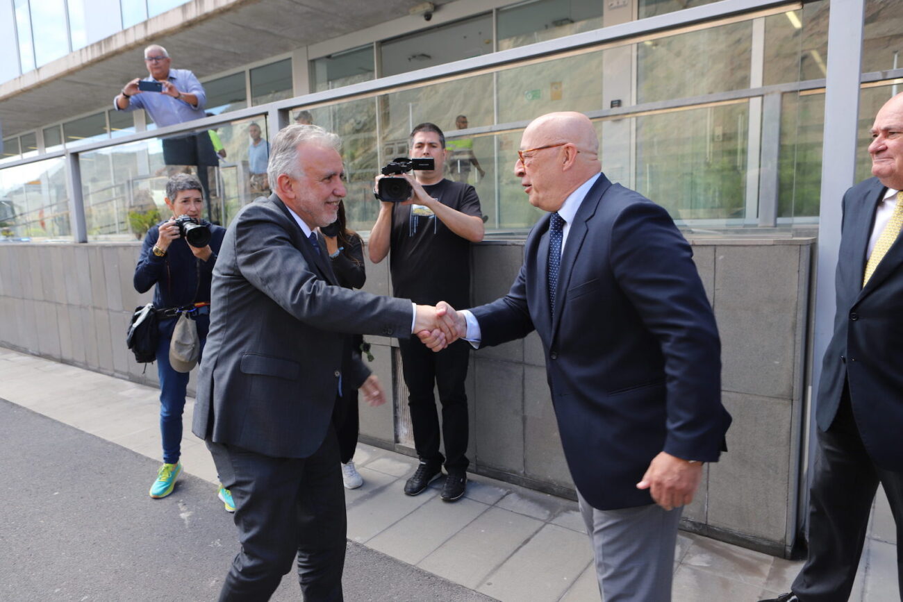 Ángel Víctor Torres saluda a Pedro Suárez en Tenerife