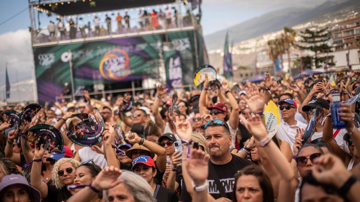 gente en un concierto