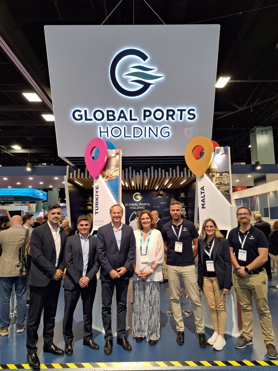 Gente de pie en un stand de una feria