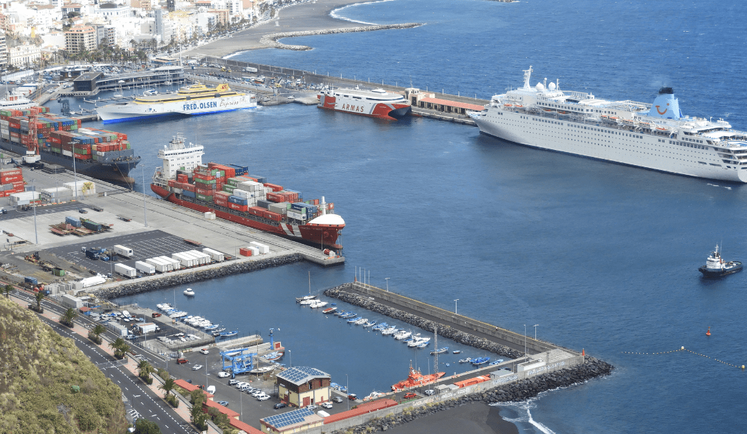 Imagen de un puerto con barcos atracados