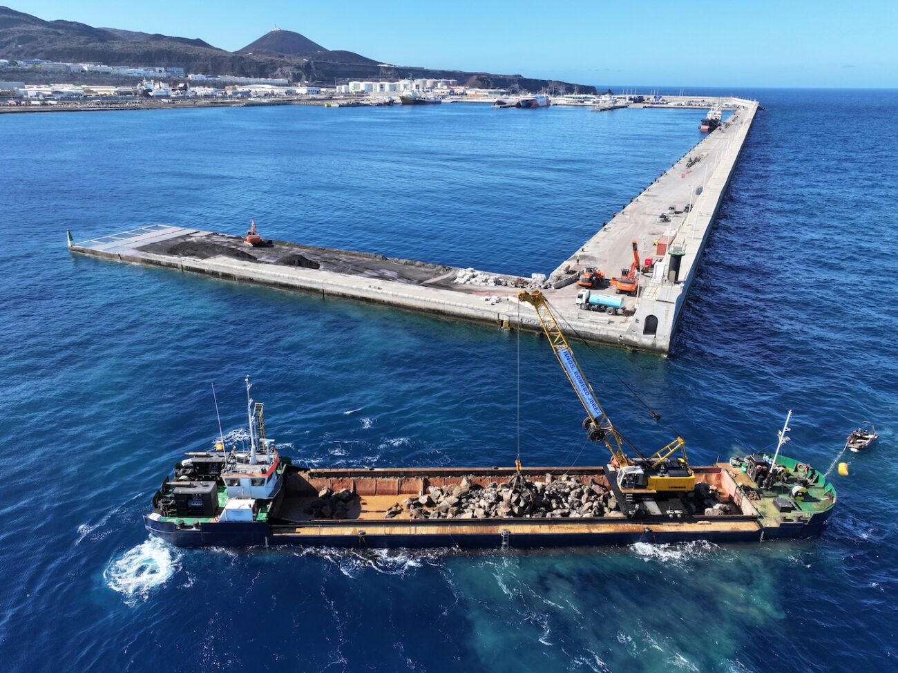 puerto y muelle en obras