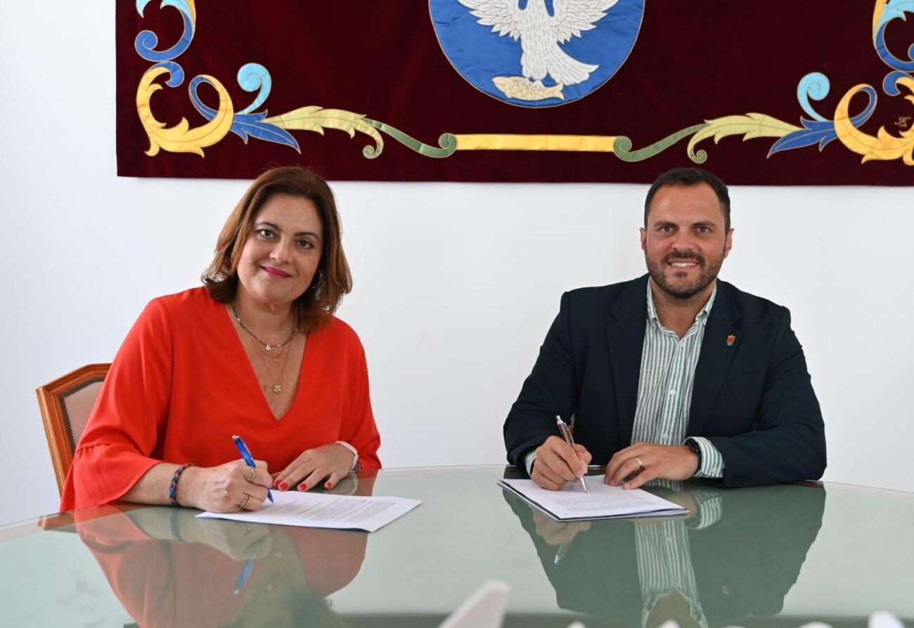 hombre y mujer sentados en una mesa