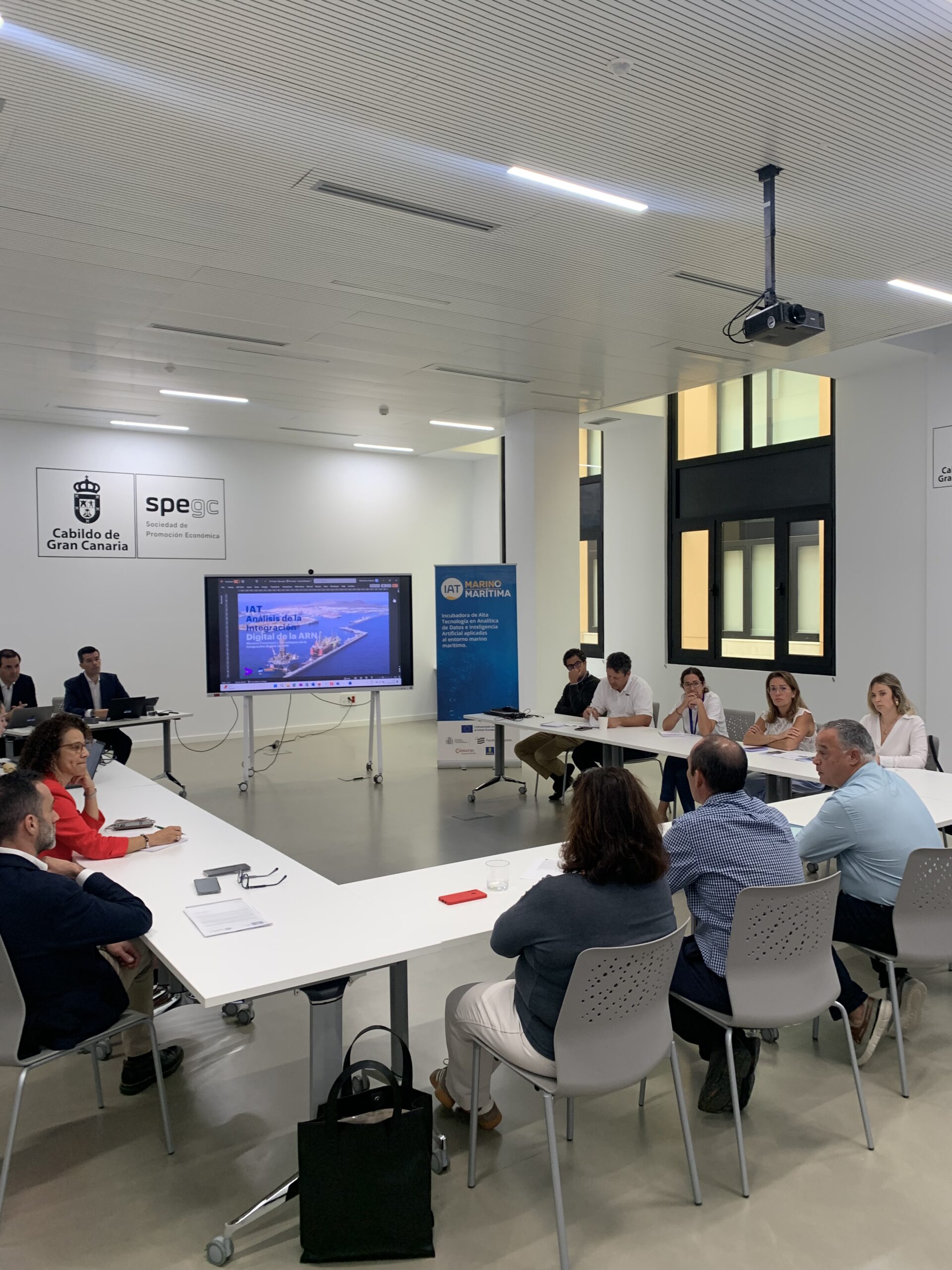 reunión de personas en una sala