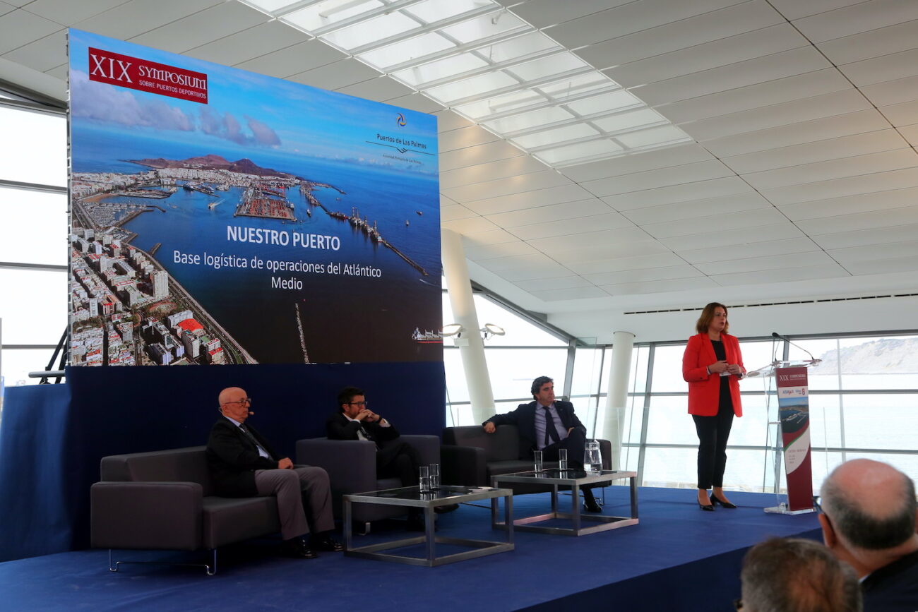 Mujer hablando en un escenario