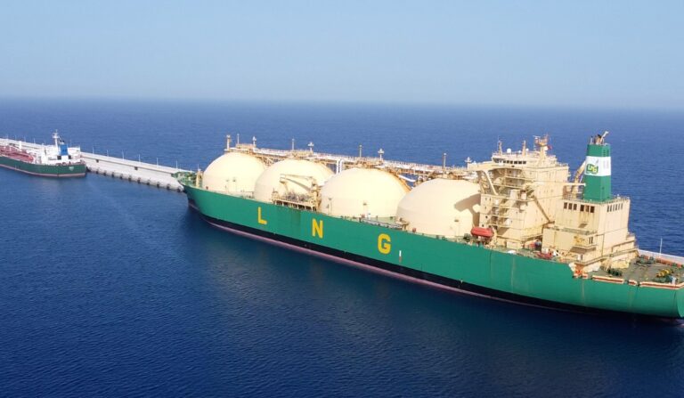 El puerto de Granadilla acoge reparaciones submarinas y de motor a dos grandes buques
