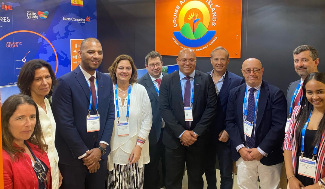gente en un stand de feria