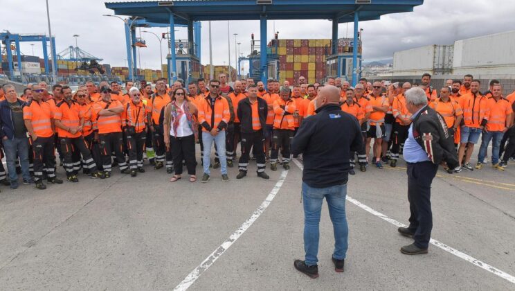 Los estibadores del Puerto de Las Palmas alertan de la fuga de barcos a África por la ‘tasa verde’
