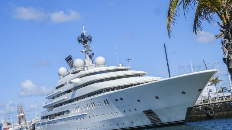 El yate del jeque Abdulah de 450 millones de dólares, en el Puerto de Las Palmas