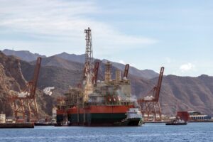 El ‘GTA FPSO’ abandona el puerto de Santa Cruz de Tenerife tras tres meses de trabajos de mantenimiento