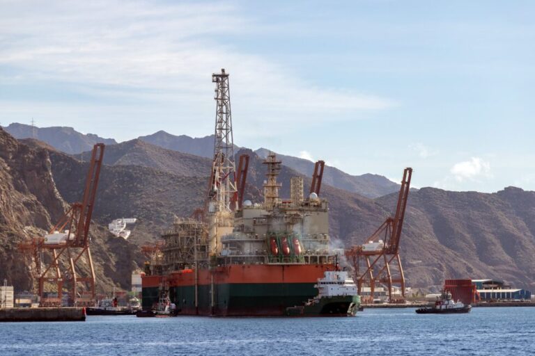 El ‘GTA FPSO’ abandona el puerto de Santa Cruz de Tenerife tras tres meses de trabajos de mantenimiento