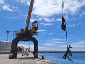 La Autoridad Portuaria de Las Palmas lleva a cabo una limpieza de los fondos marinos del Puerto de Arinaga