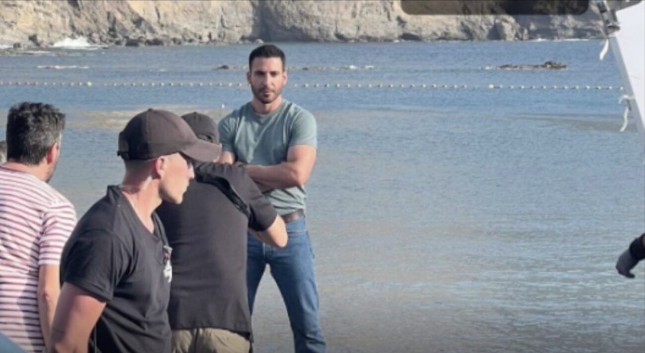 hombre vestido de pie en una playa