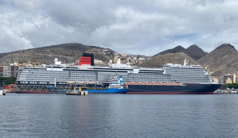El crucero de lujo ‘Queen Anne’ llega al Puerto de Santa Cruz de Tenerife