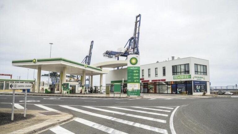 Satocan y Disa negocian la explotación conjunta de la primera hidrolinera del Puerto de Las Palmas