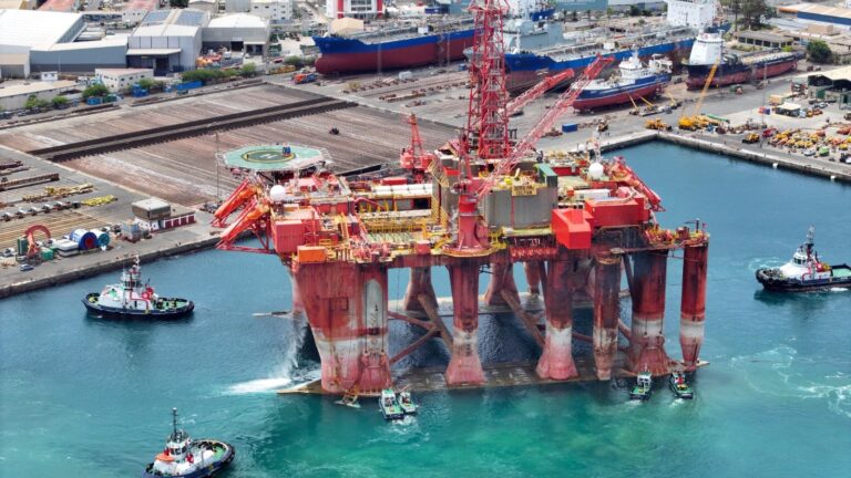 Dos plataformas petrolíferas atracan en el Puerto de Las Palmas