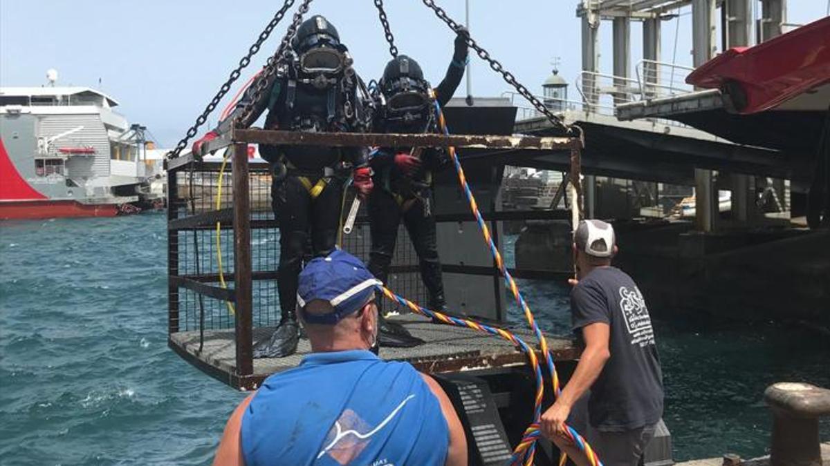 Buceadores en el puerto de santa cruz