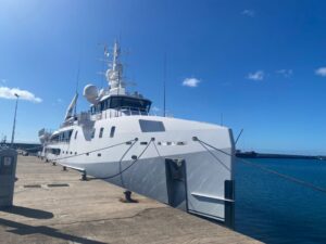 El buque espejo ‘Game Changer’ llega al Puerto de Santa Cruz de Tenerife
