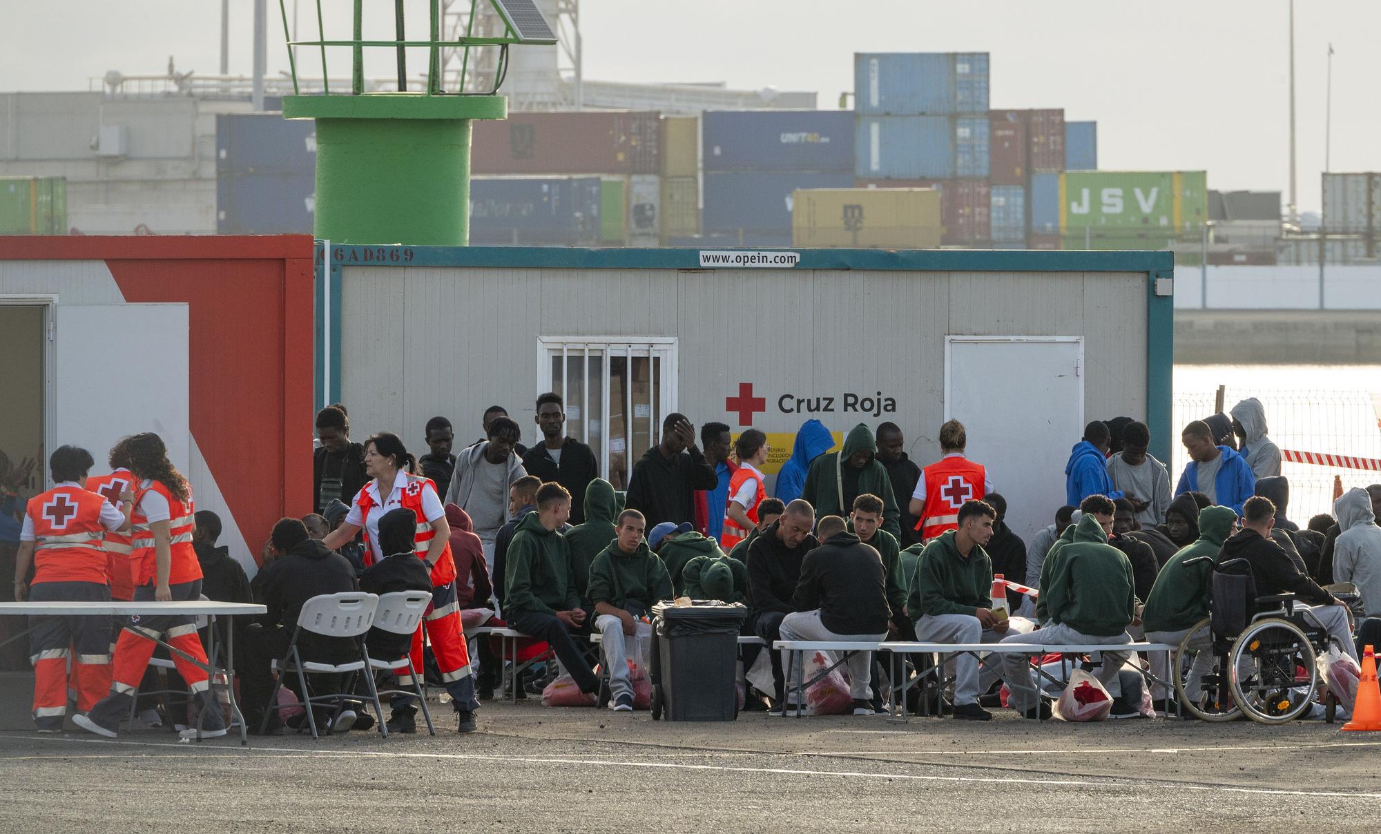 migrantes en el puerto de Arrecife