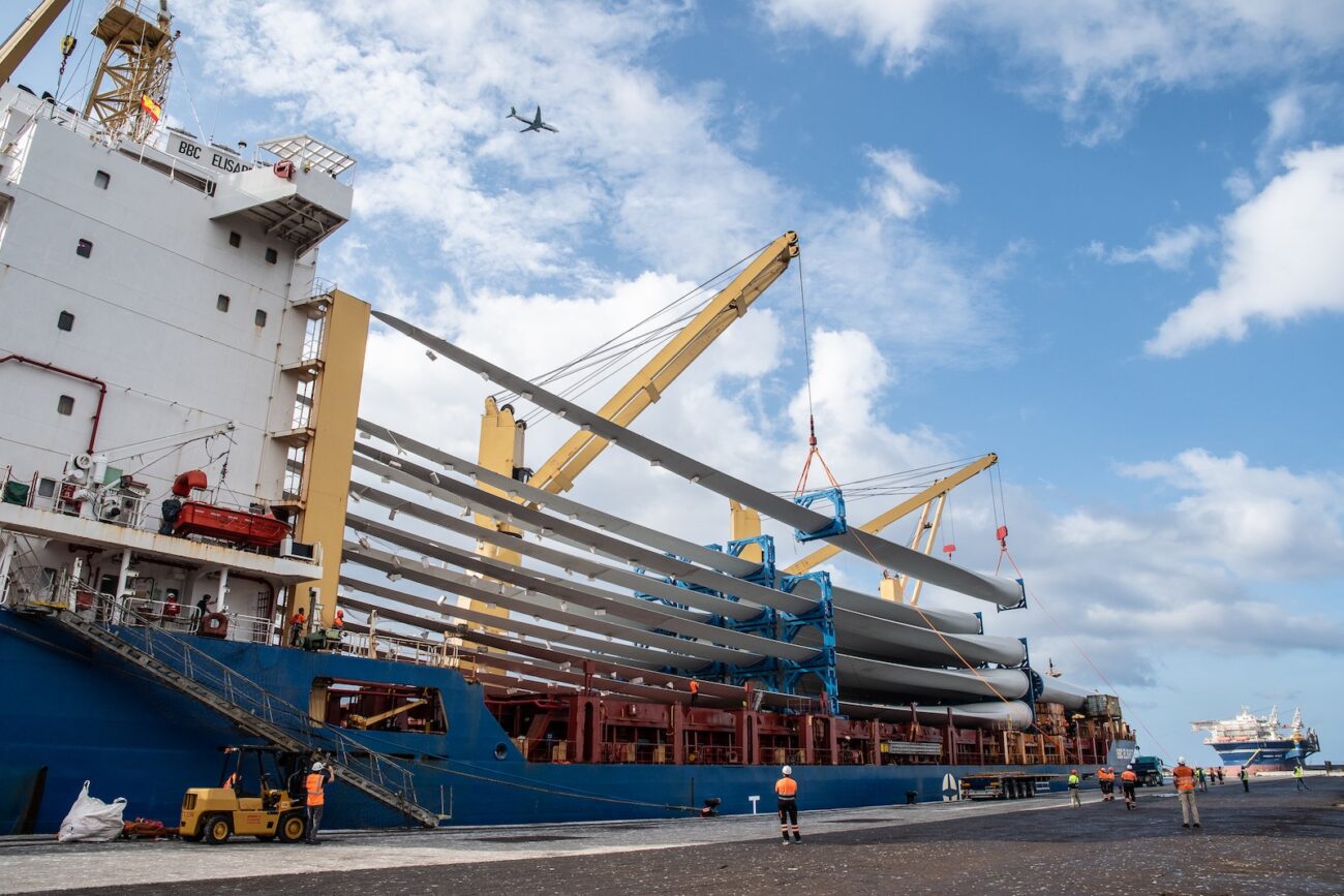 descarga aerogeneradores en Puerto de Granadilla