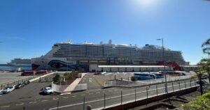 El buque AIDAcosma utiliza Santa Cruz de Tenerife como puerto base parcial y llega con más de 5.600 personas a bordo