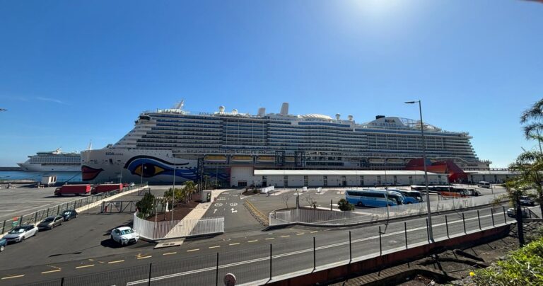 El buque AIDAcosma utiliza Santa Cruz de Tenerife como puerto base parcial y llega con más de 5.600 personas a bordo