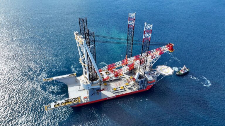 El Puerto de Las Palmas da la bienvenida al buque de instalación eólica marina más grande del mundo