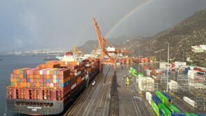 Hapag Lloyd, una de las navieras líderes del mundo, elige Tenerife para sus transbordos internacionales