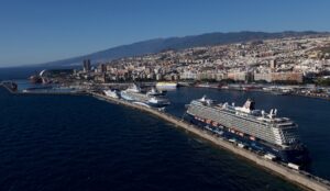 La Autoridad Portuaria de Santa Cruz de Tenerife controla y resuelve un vertido de gasoil en el contradique del Bufadero