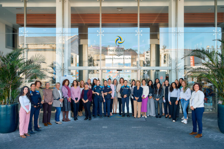 Puertos de Las Palmas reúne a todas sus trabajadoras para visibilizar el papel de la mujer en el sector portuario