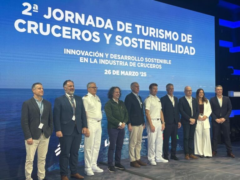 Puertos de Tenerife debate sobre cruceros y sostenibilidad a bordo del AIDACosma