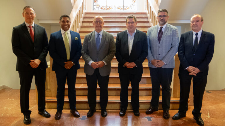 Moeve firma su mayor acuerdo de suministro de biocombustibles 2G con Grupo Armas Trasmediterránea para descarbonizar el transporte marítimo en Canarias