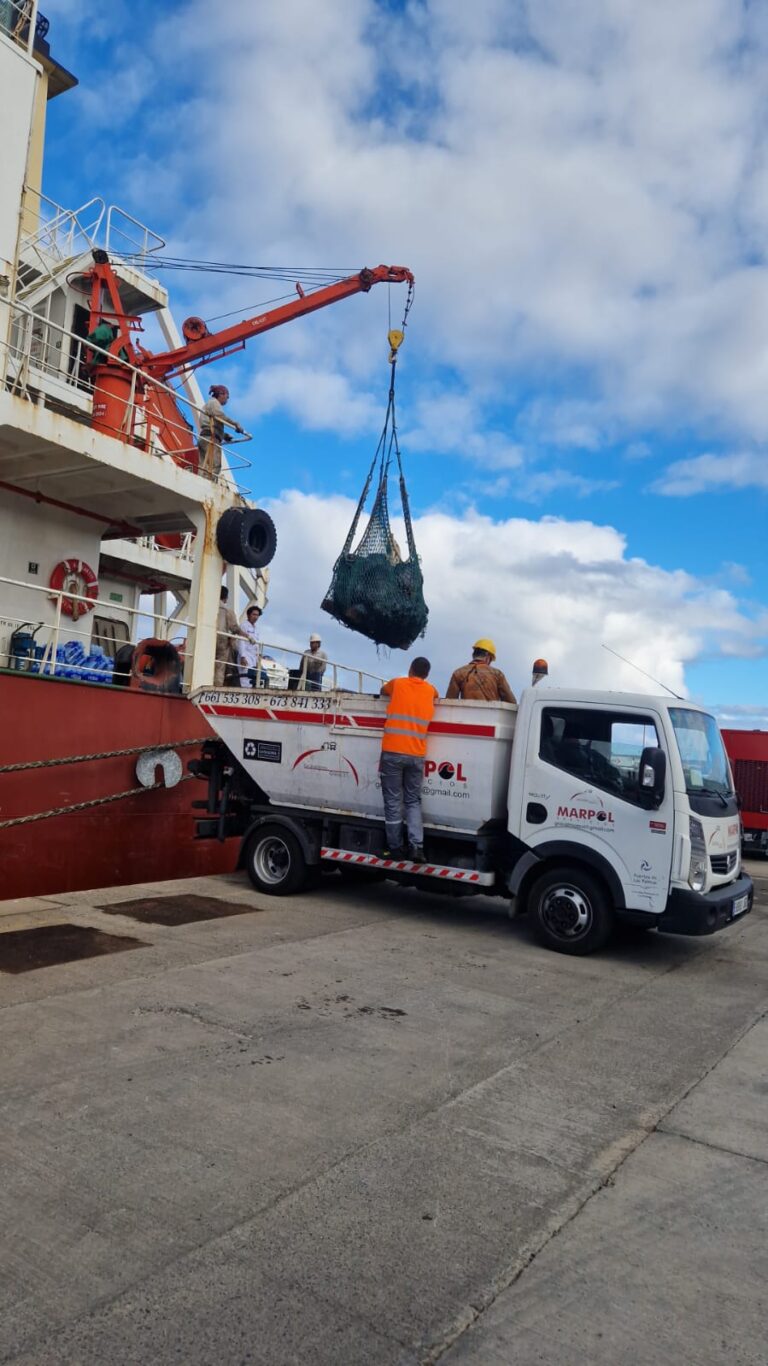 La Autoridad Portuaria de Las Palmas invierte ocho millones de euros anuales para evitar que 125.000 metros cúbicos de residuos acaben en el mar